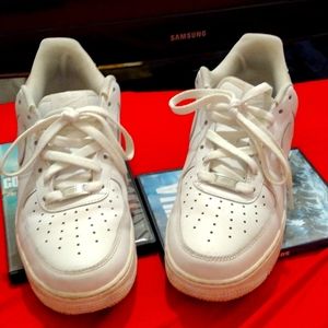 Nike kicks .....Air Force 1's ......aka...Uptowns.